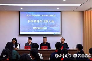 人气真的高！晚宴结束，C罗在护送下离开宴会厅